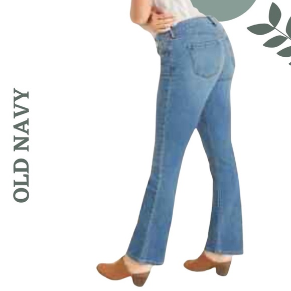 🛍️3/$40 Old Navy Kicker Bootcut Mid-Rise Jeans – Blue Denim Size 8 - Picture 2 of 9